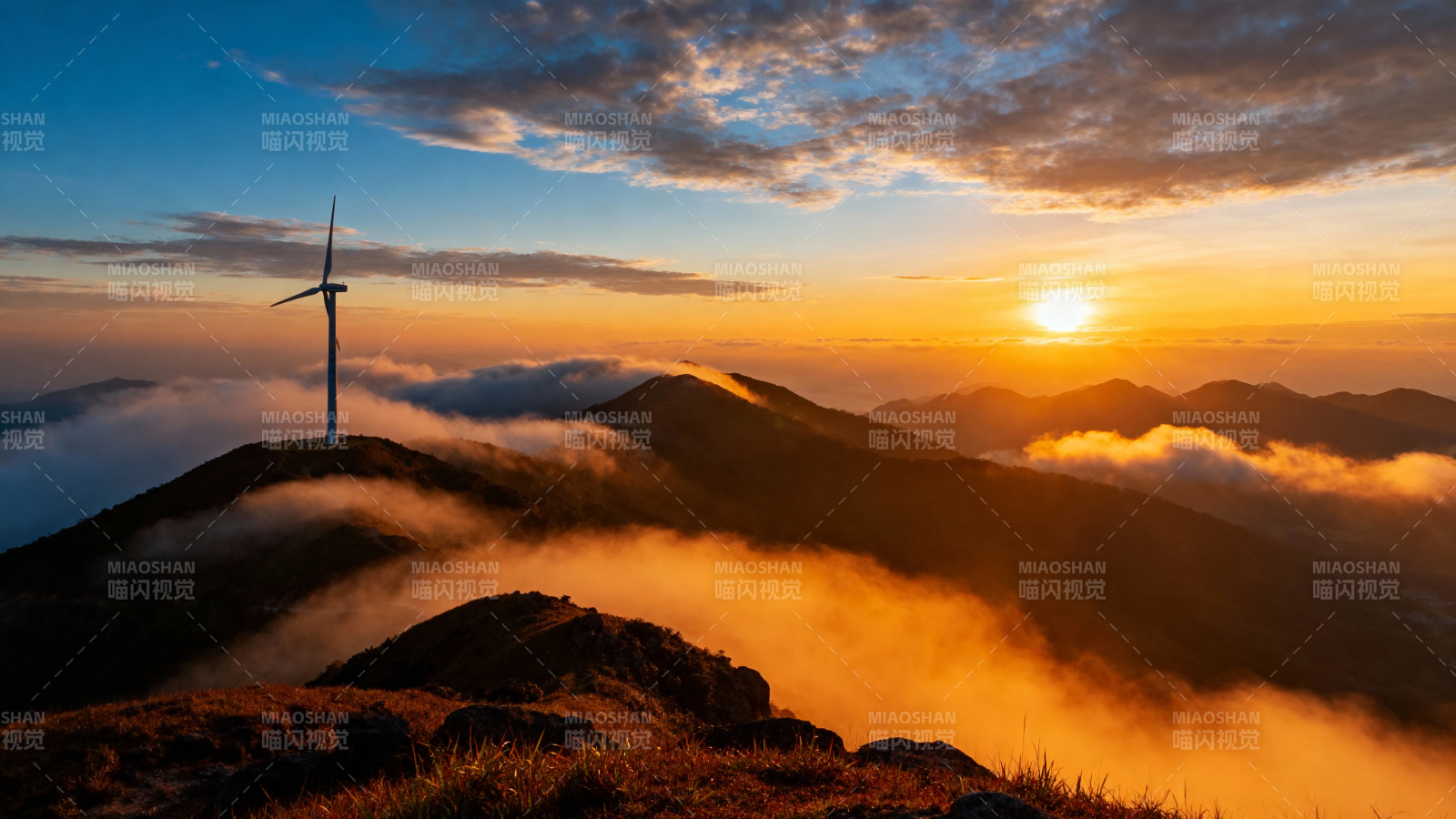 山顶风车迎日出云海图片