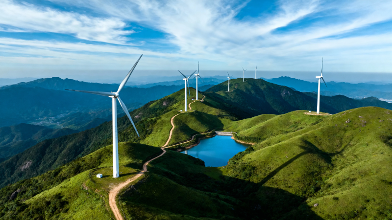青山风车映蓝天图片