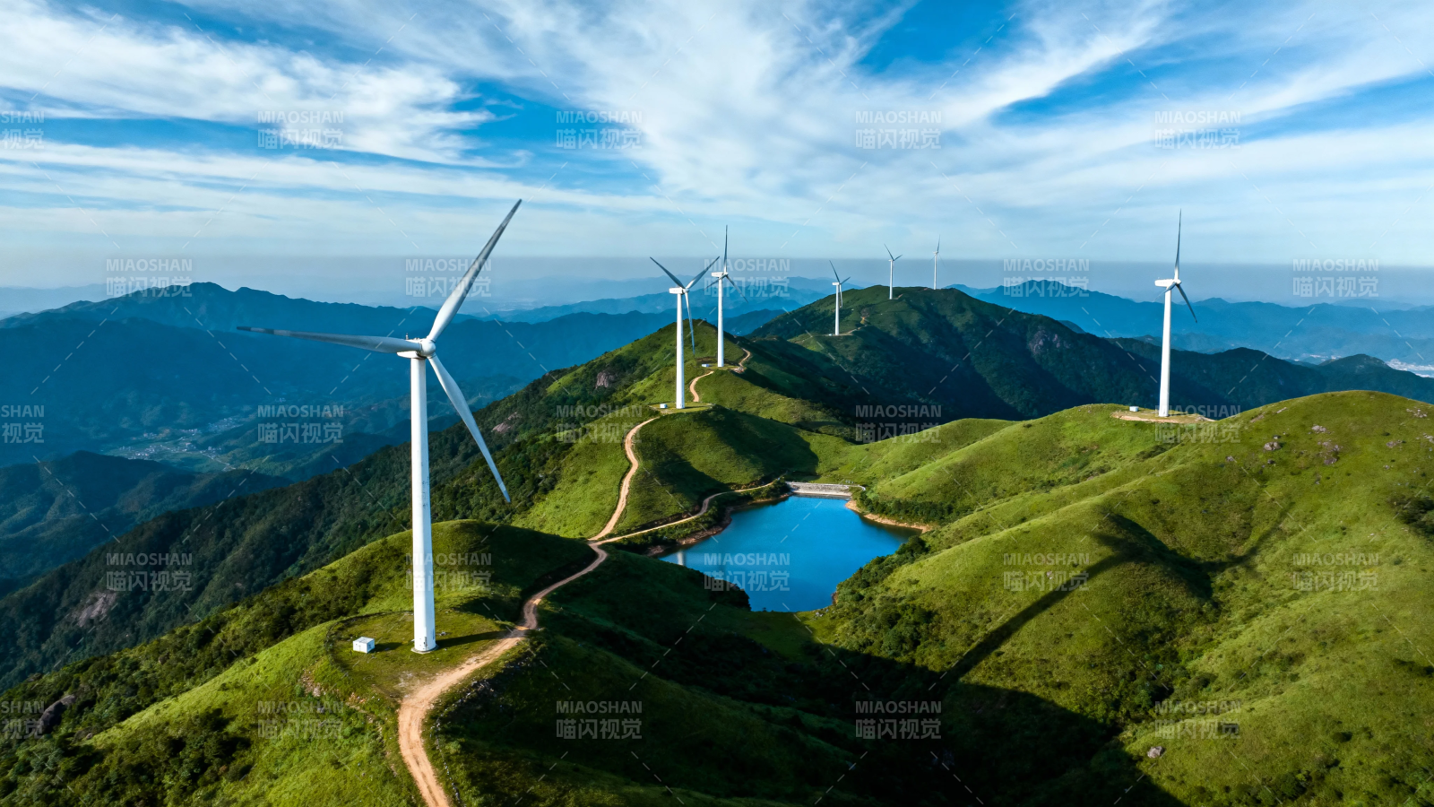 青山风车映蓝天图片