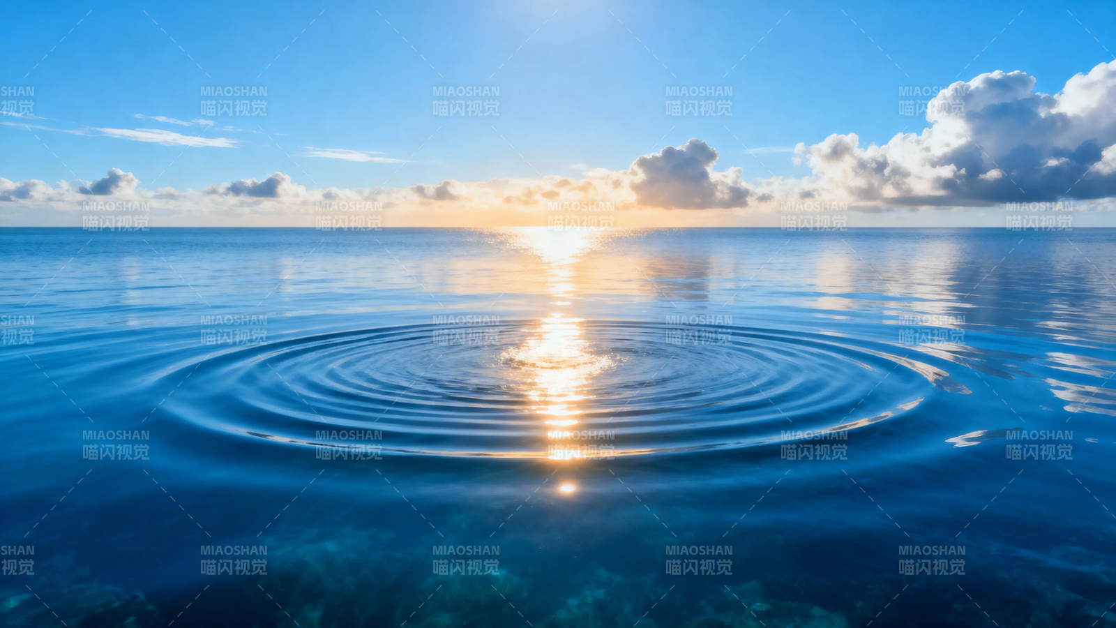 海平线涟漪映夕阳图片