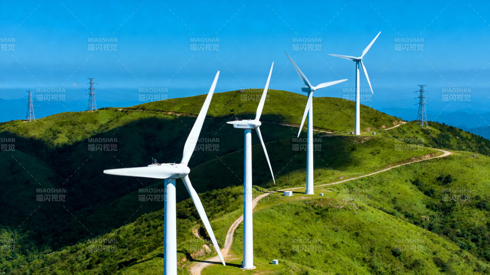 青山风车映蓝天图片