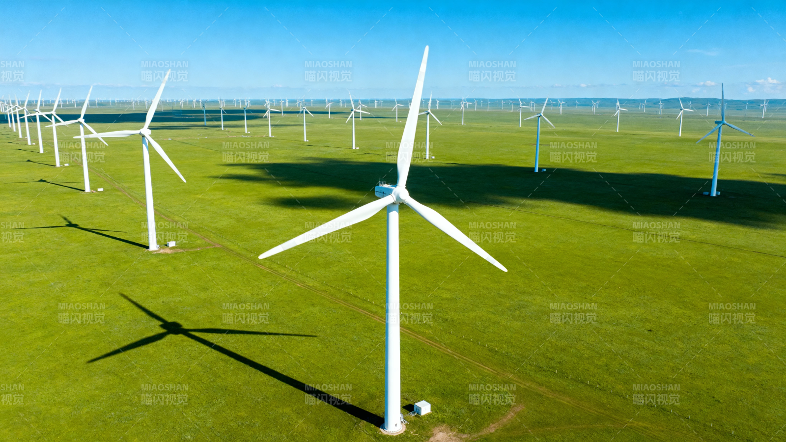 草原风电场 蓝天绿野间图片