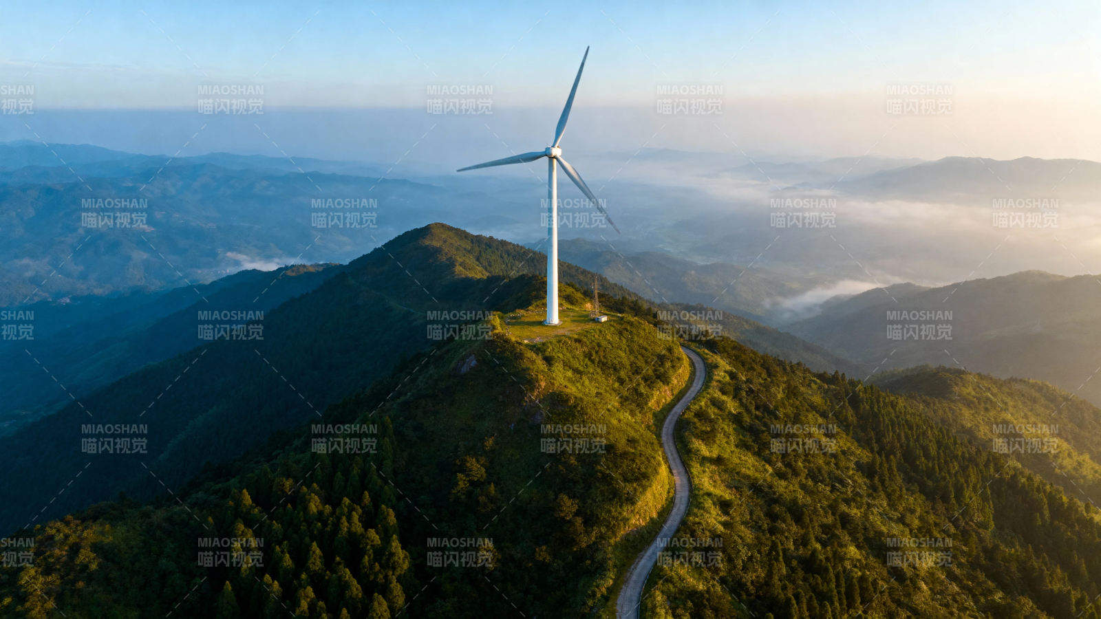 山顶风车 云海环绕图片