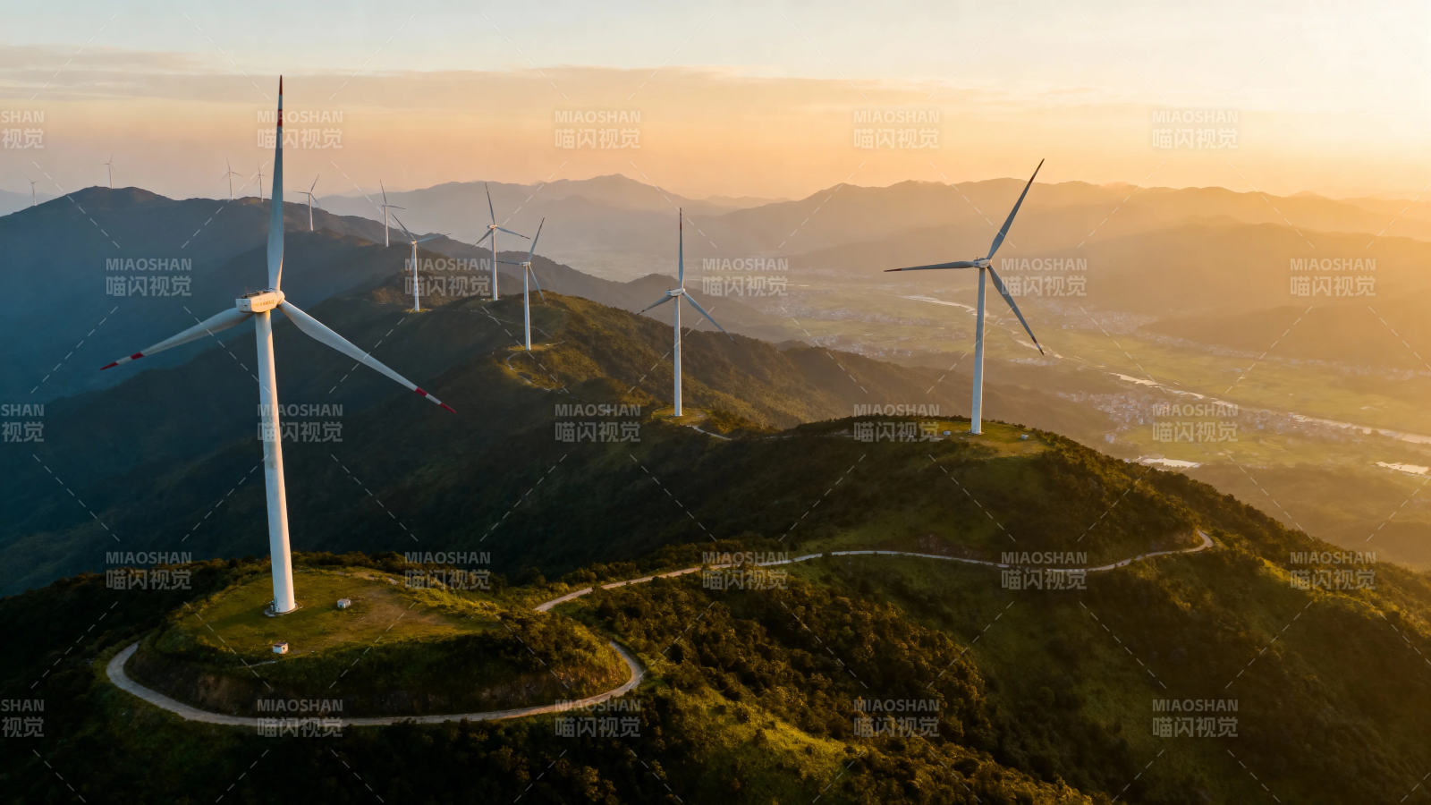 山巅风车迎朝阳图片