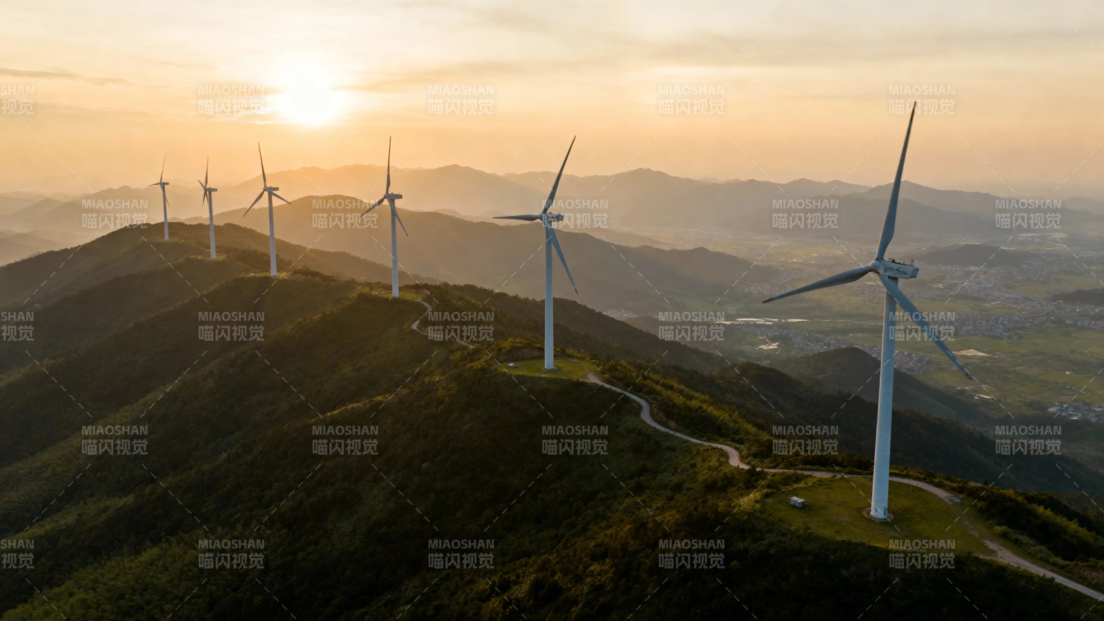 山巅风车迎朝阳图片