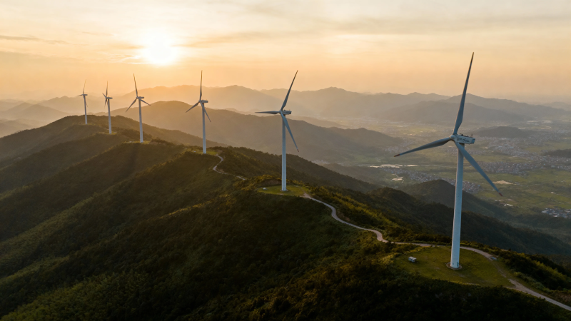 山巅风车迎朝阳图片