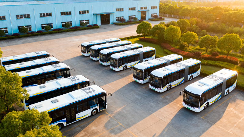 新能源巴士整齐列阵厂区图片