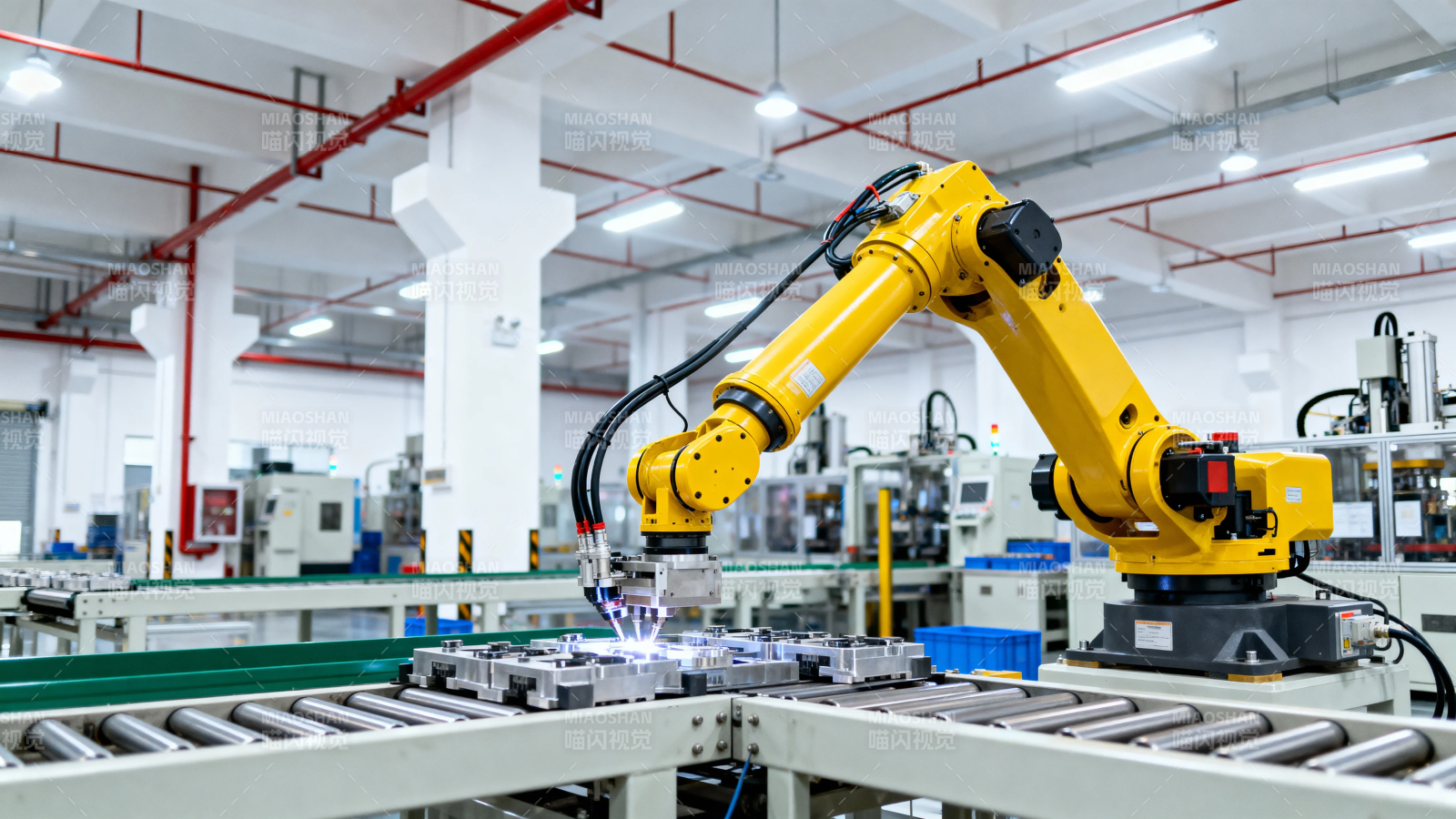 智能工厂机器人作业中图片