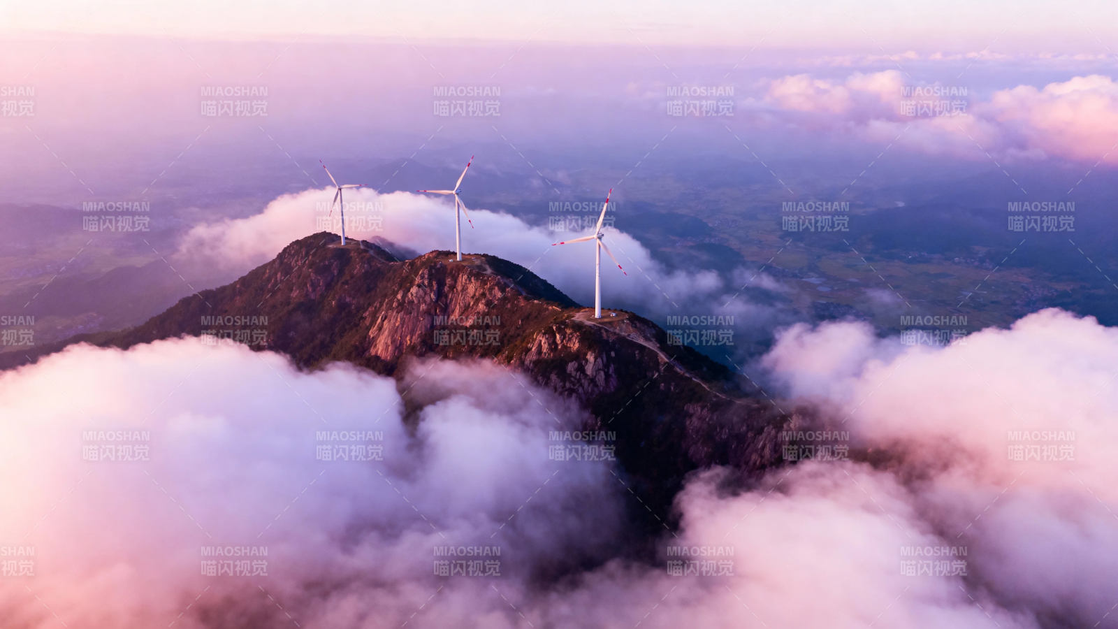 云海之巅 风车静立图片