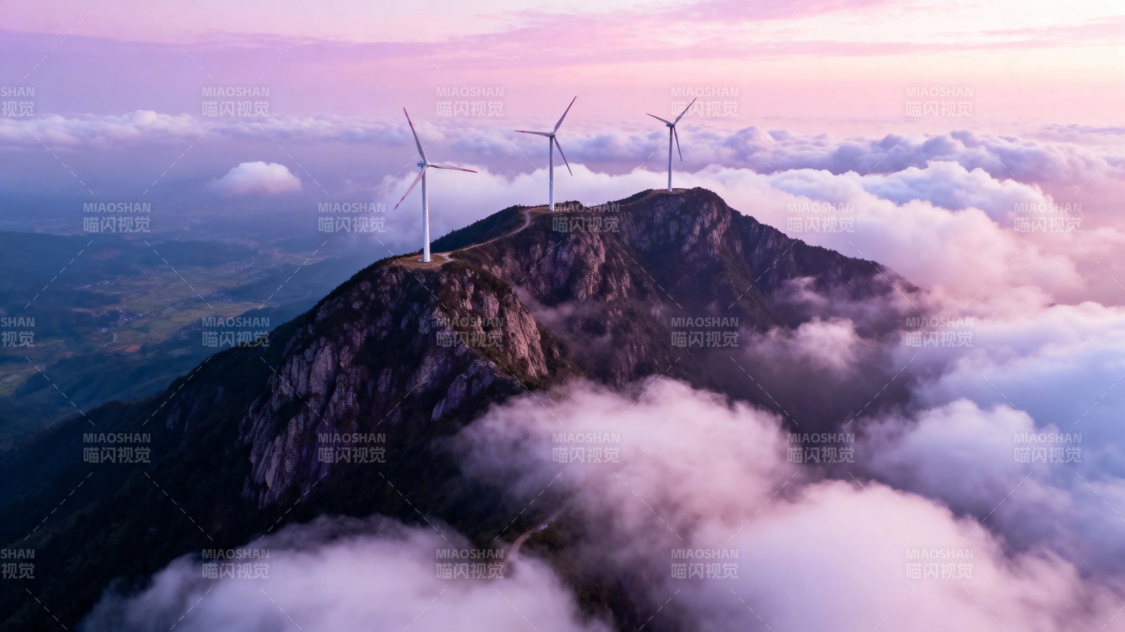 云海之巅 风车静立图片