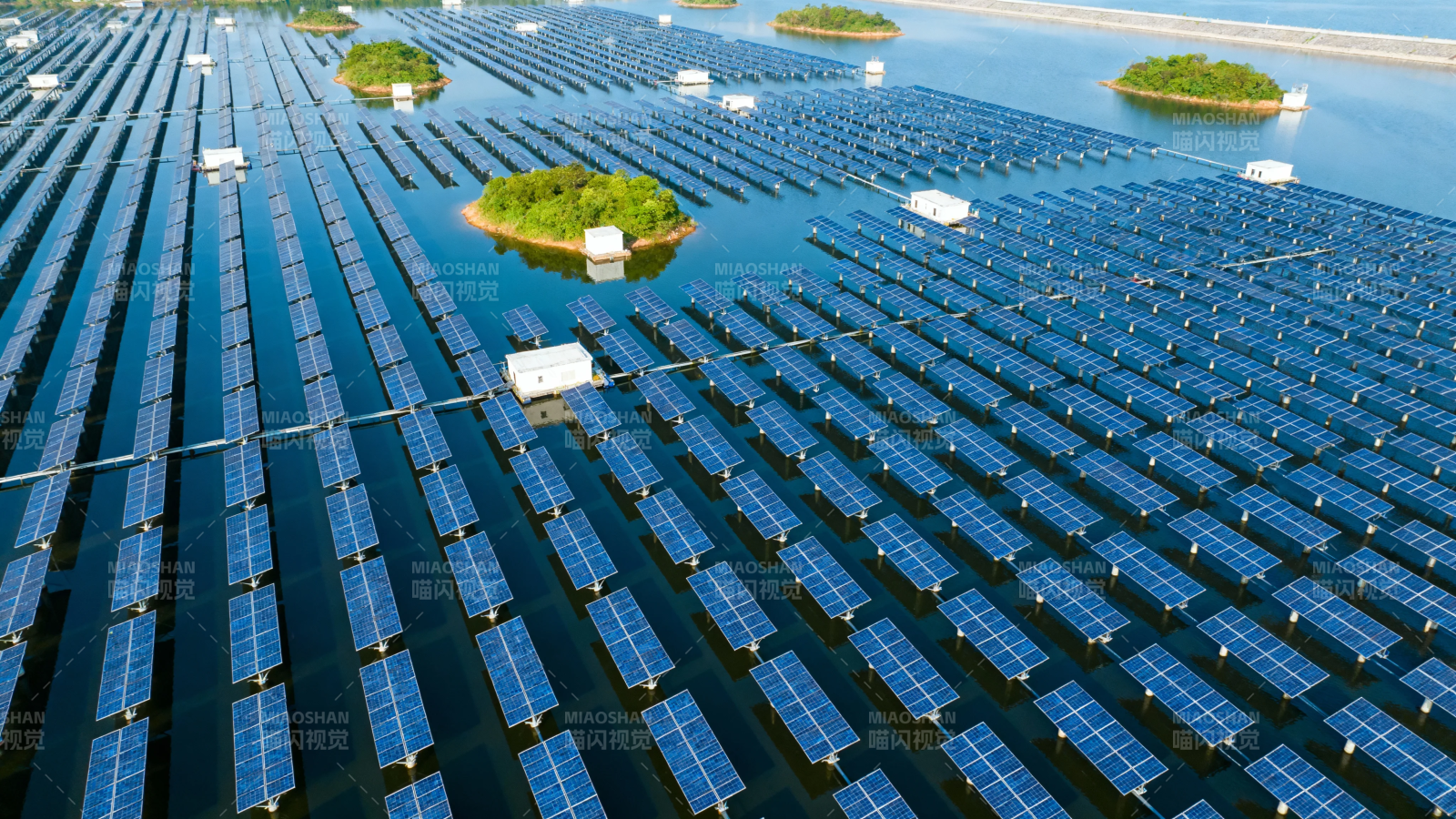 水上光伏矩阵 绿岛点缀其间图片