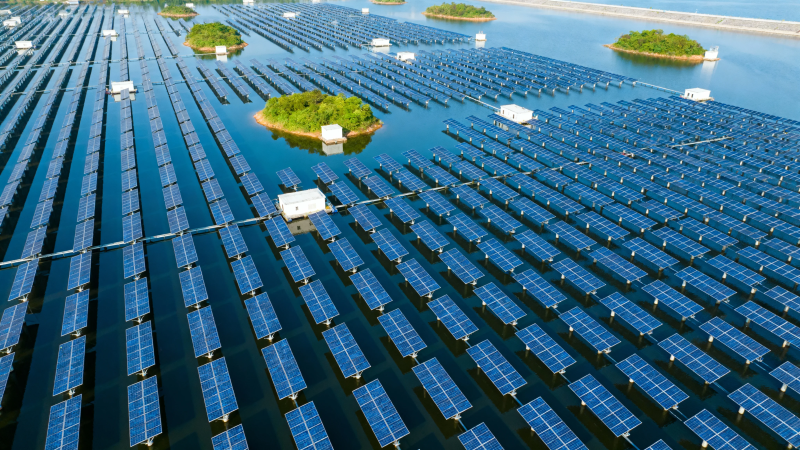 水上光伏矩阵 绿岛点缀其间图片