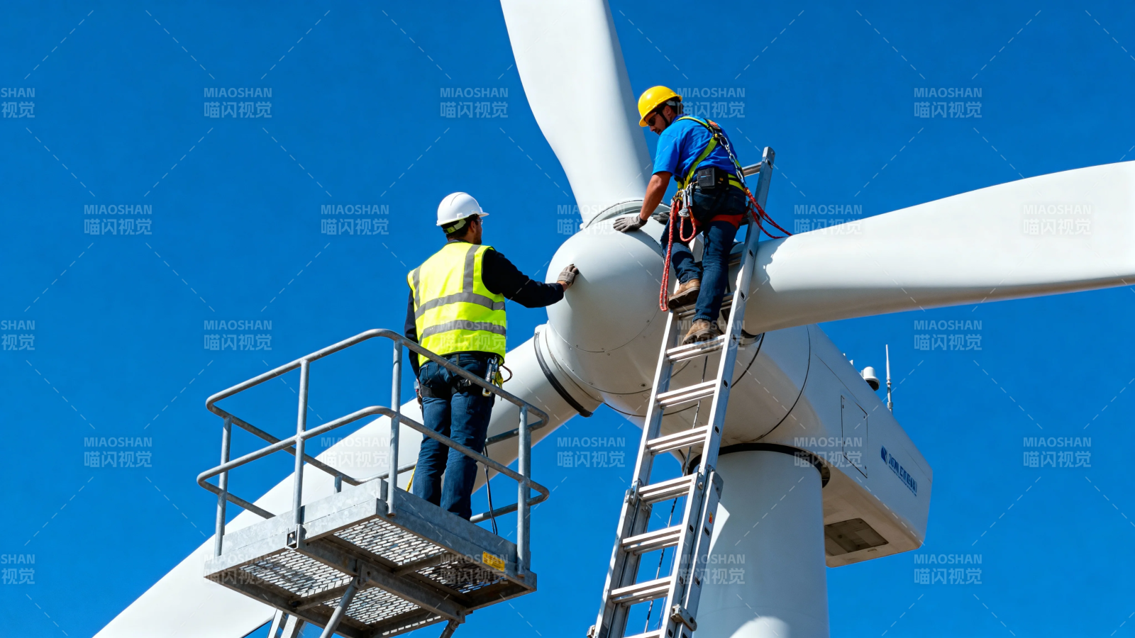 风电工人高空作业检修风机图片