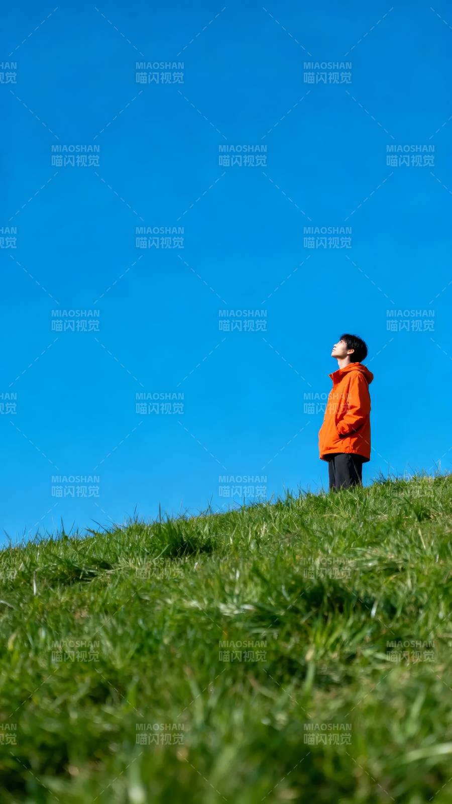 橙衣少年仰望蓝天图片