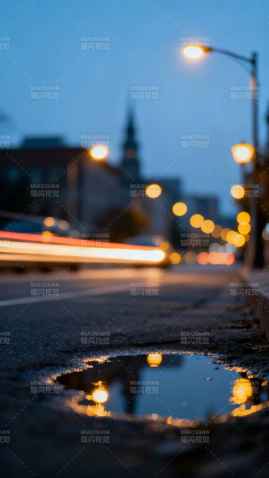 雨夜街灯 水洼映光痕图片