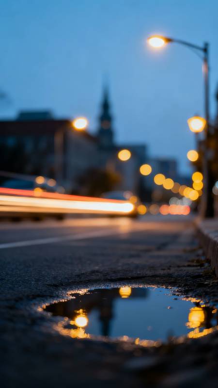 雨夜街灯 水洼映光痕图片
