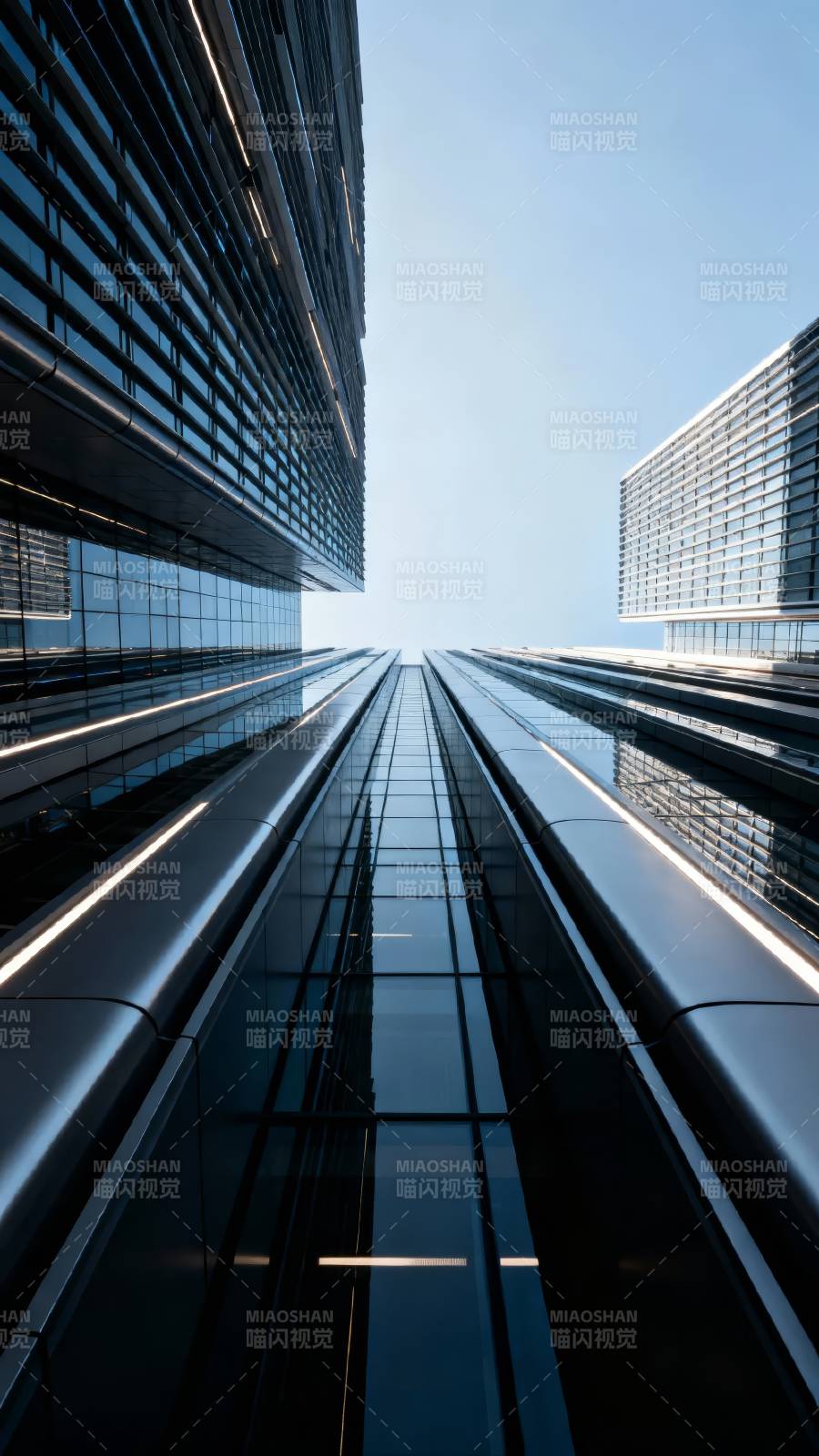 仰望未来都市天际线图片