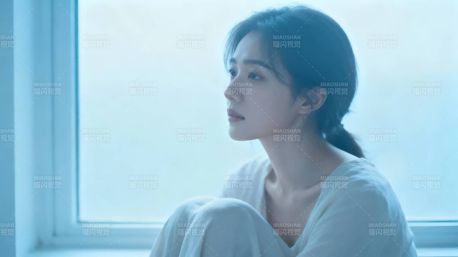 窗边静思 蓝调温柔时光图片