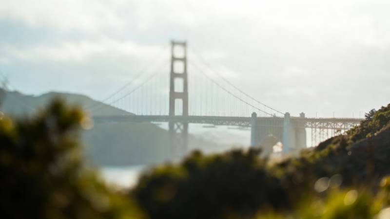 金门大桥雾中若隐若现图片