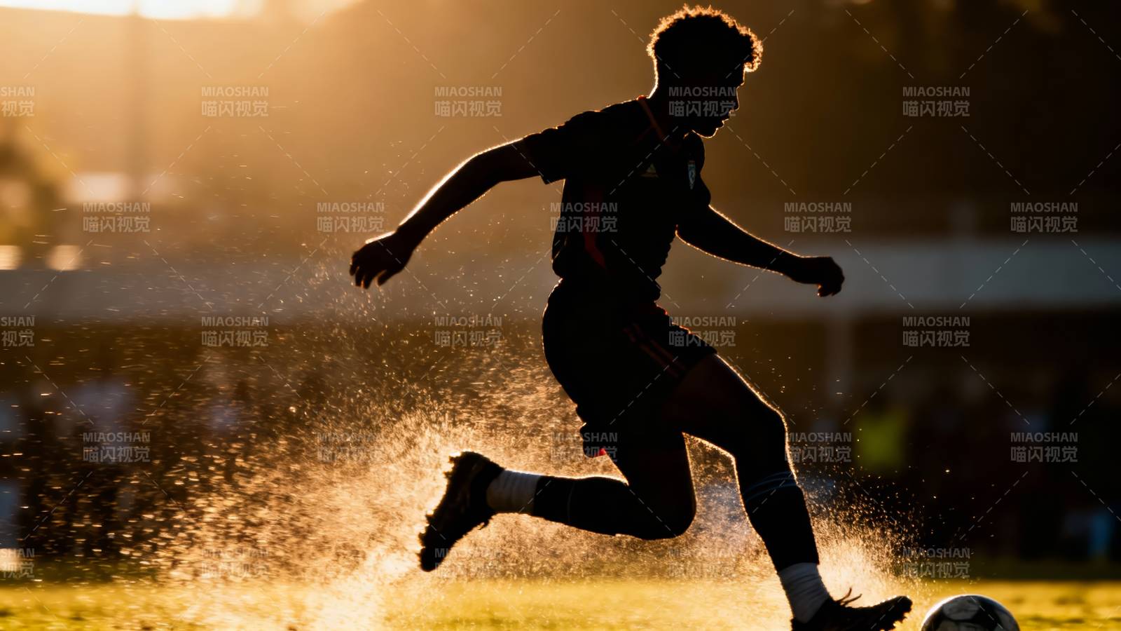 夕阳下奔跑的足球少年图片