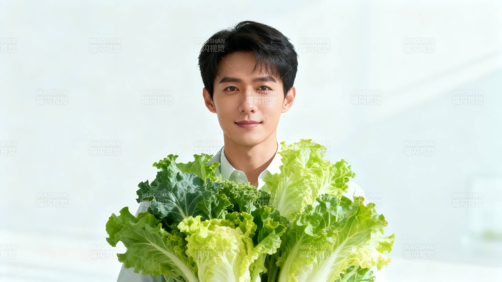 青年持菜 清新自然风图片