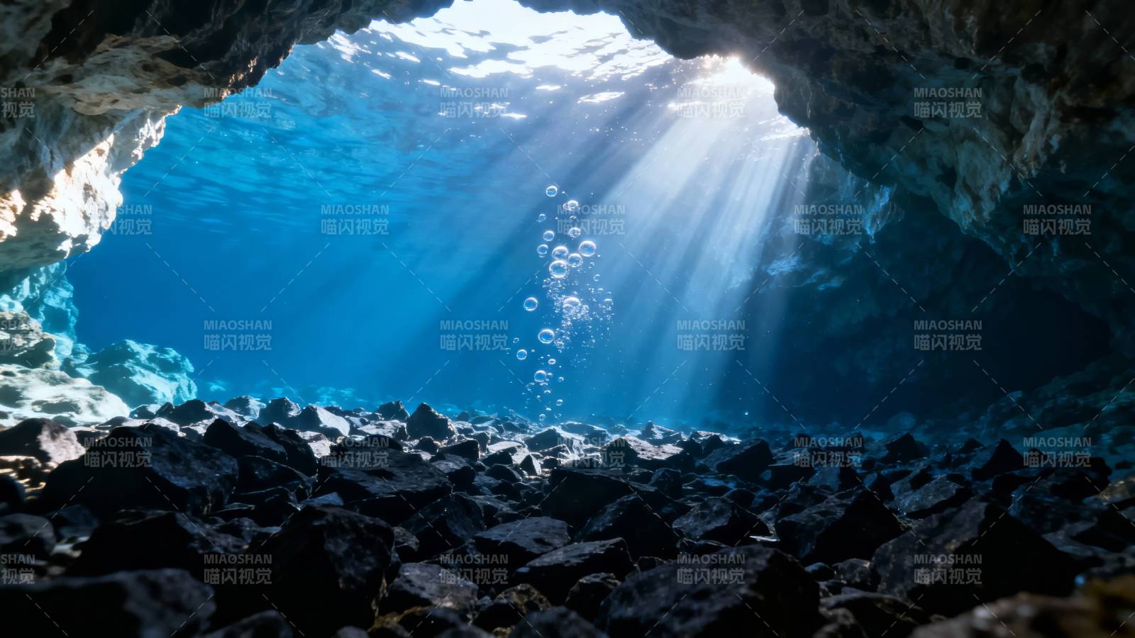 海底洞穴 阳光穿透水波图片