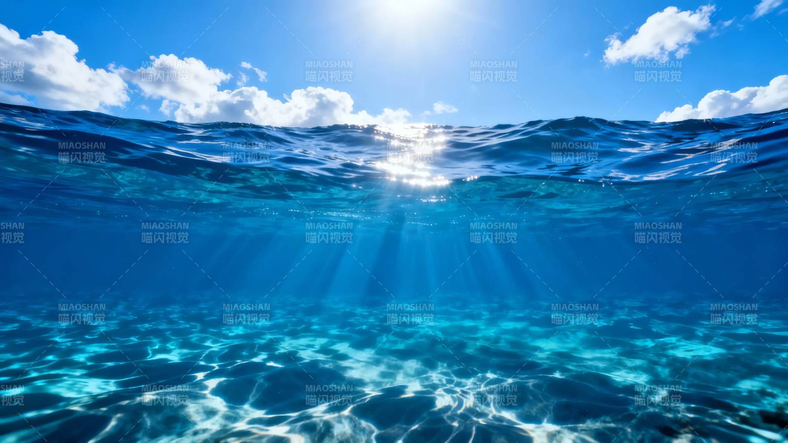 阳光穿透蓝海 水底光影摇曳图片