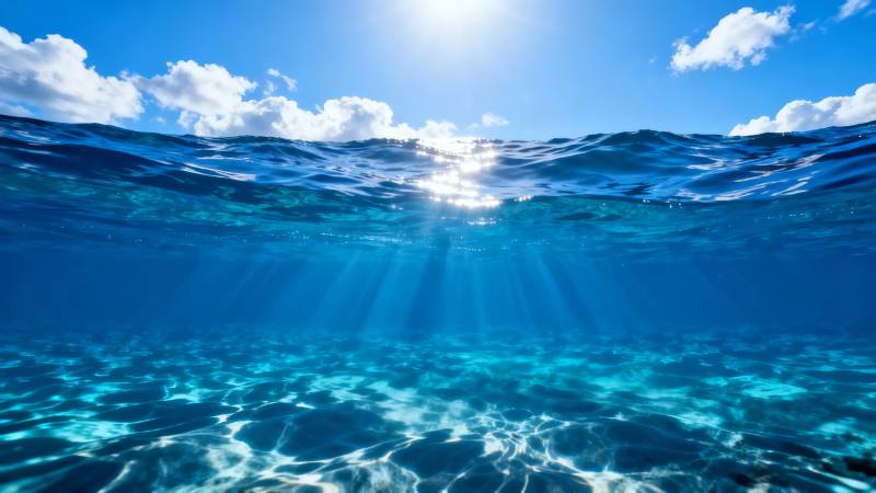 阳光穿透蓝海 水底光影摇曳图片