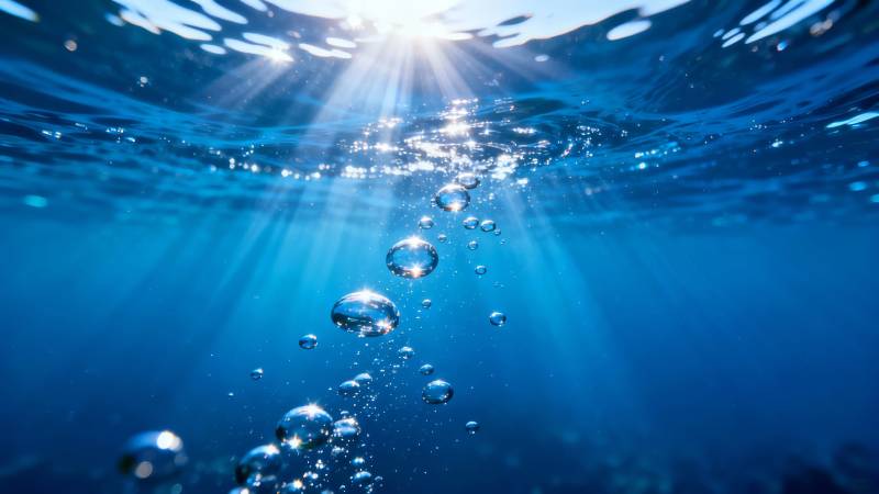 阳光穿透海面 气泡升腾图片