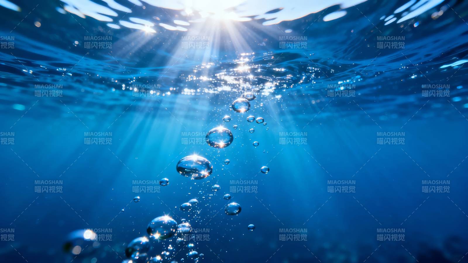 阳光穿透海面 气泡升腾图片