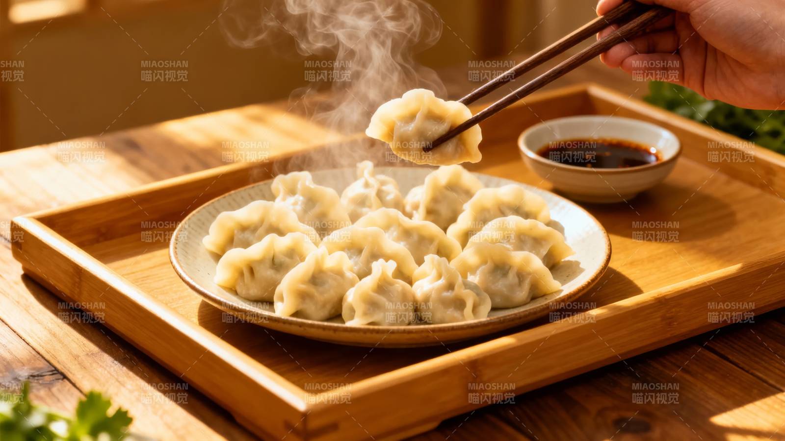 热气腾腾饺子配蘸料图片