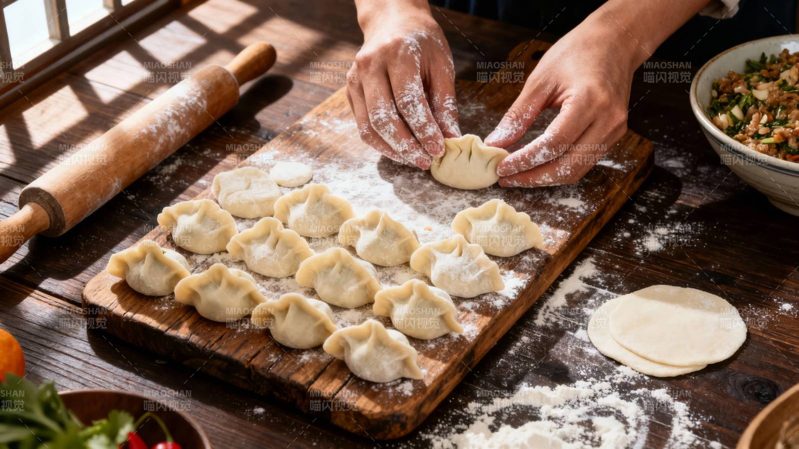 手工包饺子 温馨家常味图片