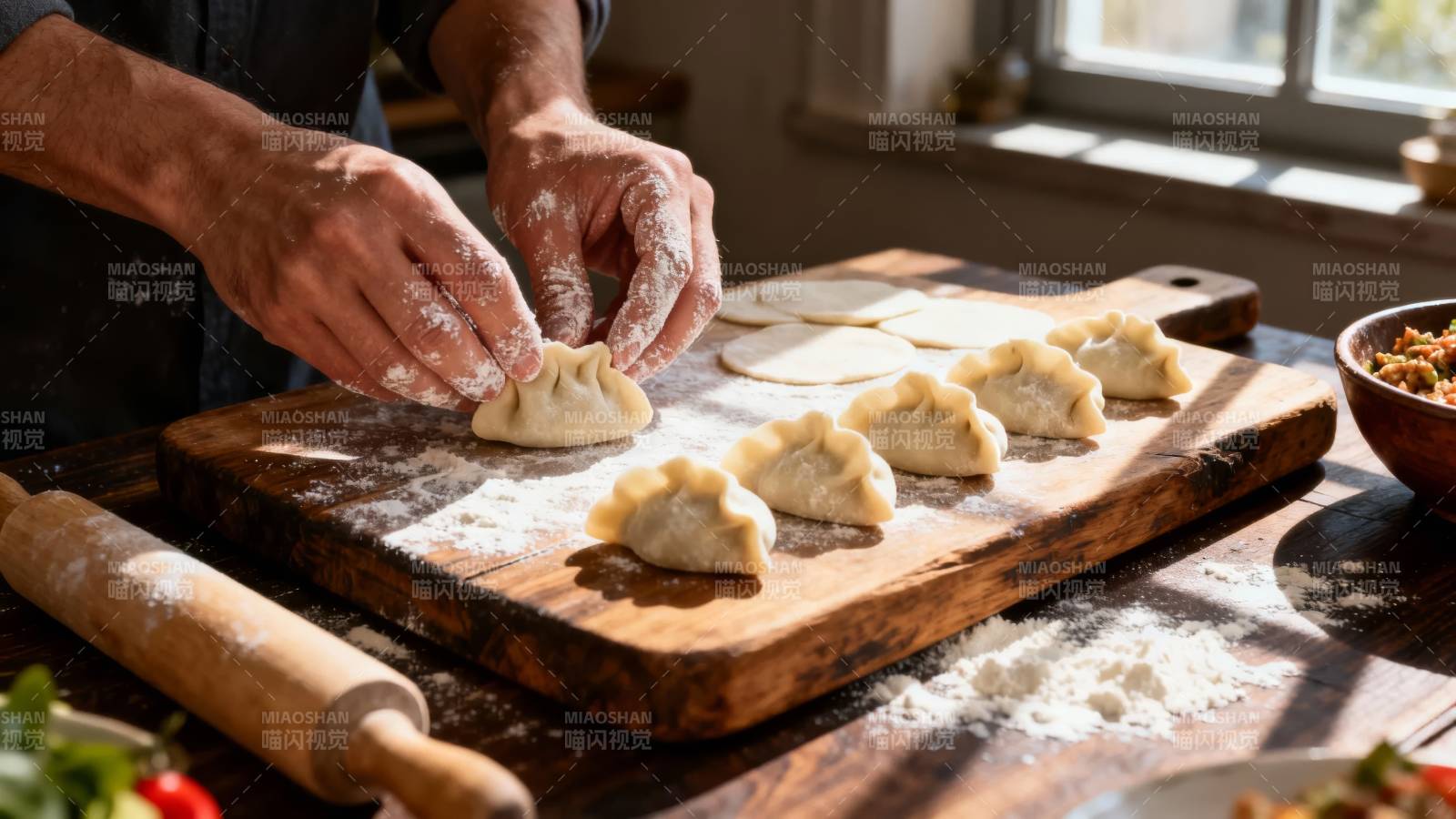 手工包饺子 阳光洒案板图片