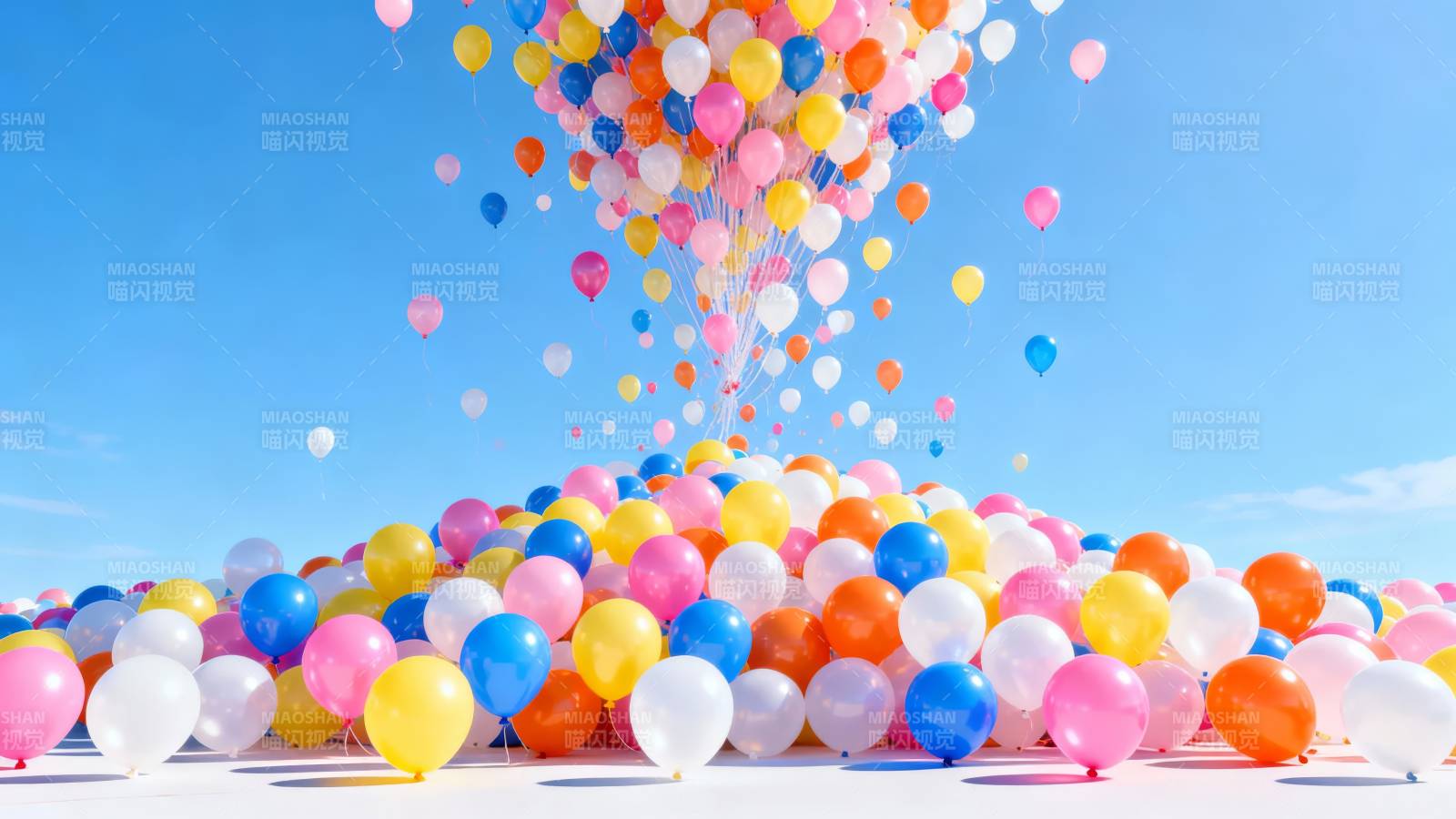 彩色气球升空 梦幻蓝天背景图片