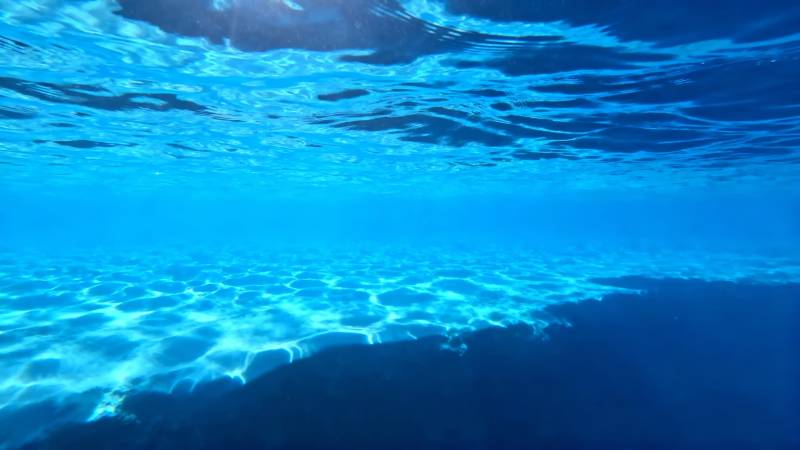 水下蓝光 波光粼粼海底景图片