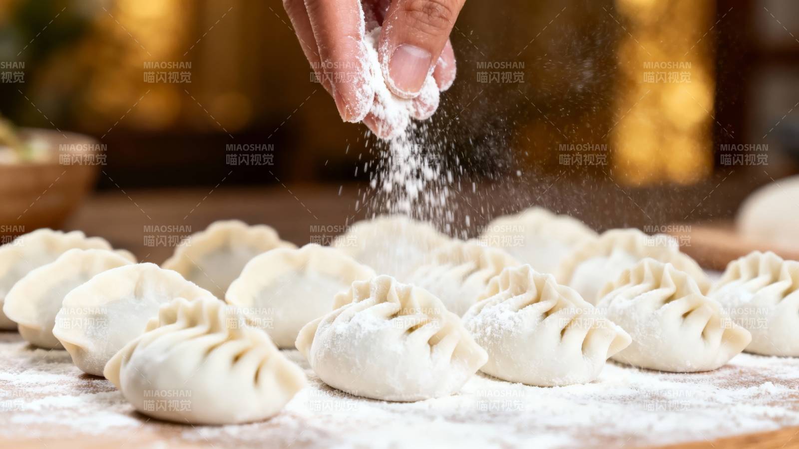 撒粉包饺子 手工温情味图片