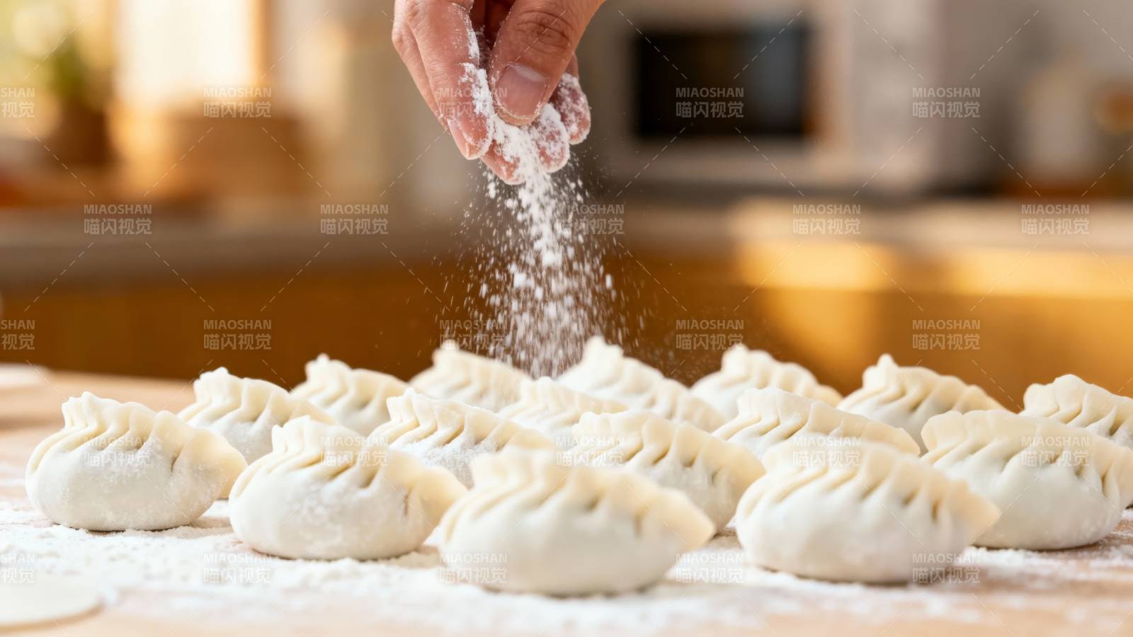 撒粉包饺子 温馨家常味图片