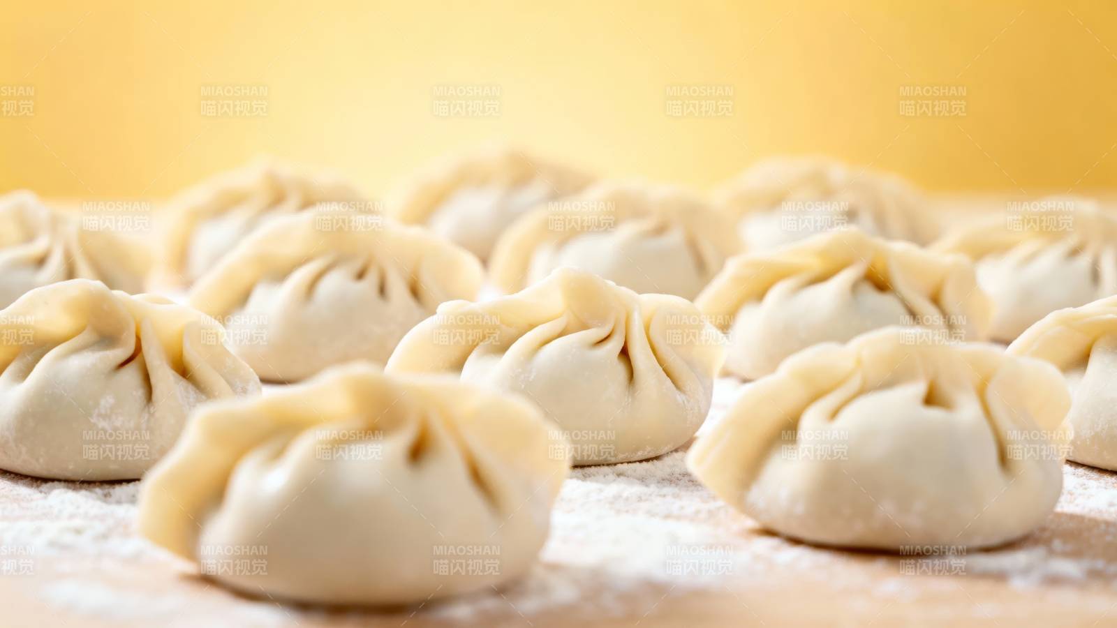 金黄背景下的手工饺子群图片