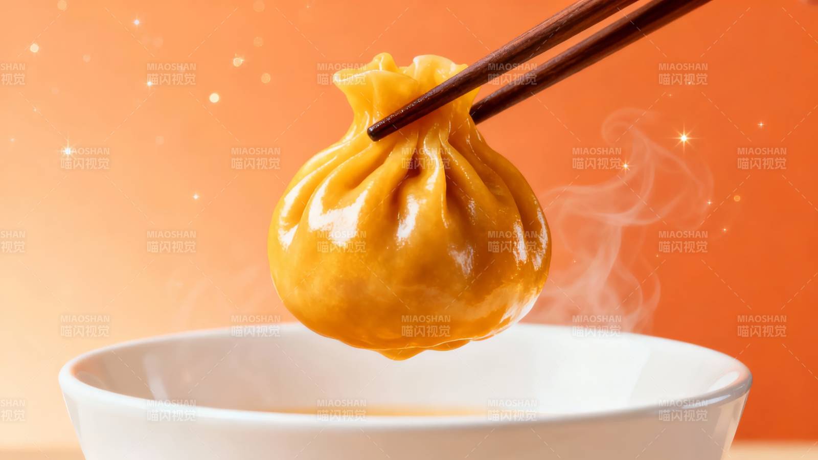 热气腾腾小笼包 筷子夹起香四溢图片