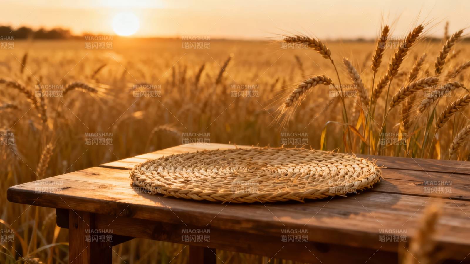 麦田木桌 夕阳织垫静美图片
