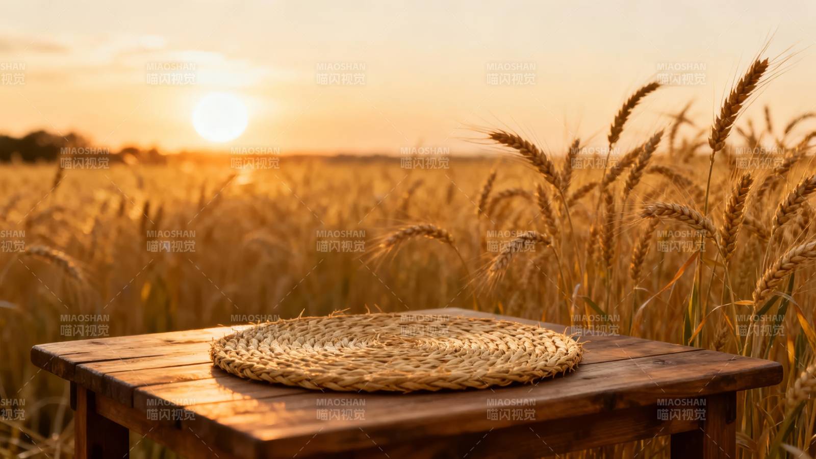 麦田夕照 木桌静候图片