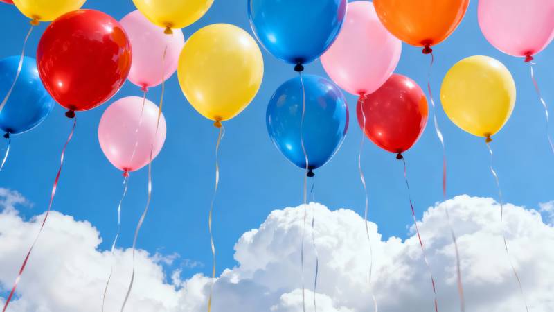 彩色气球飘向蓝天白云图片