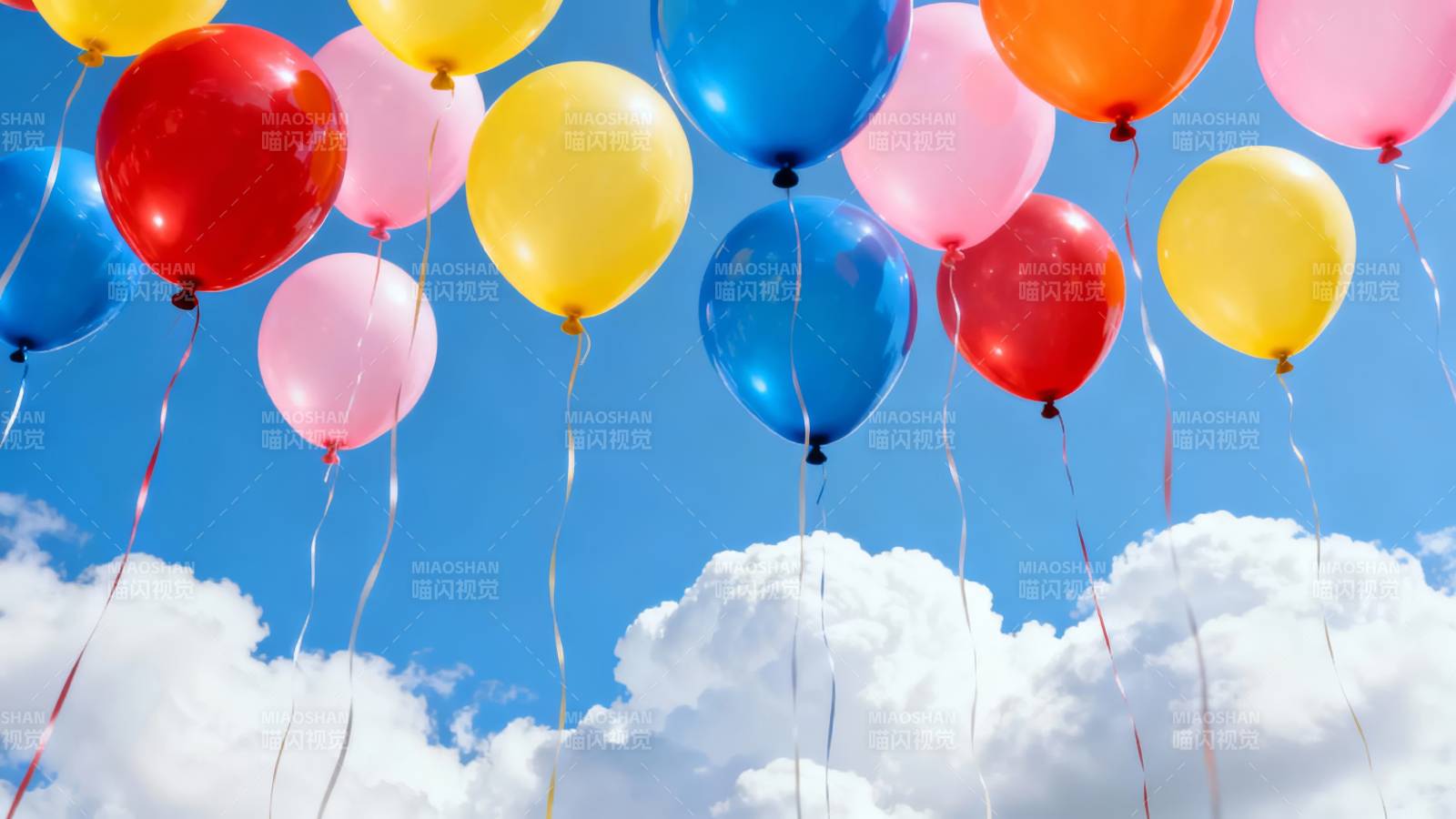 彩色气球飘向蓝天白云图片