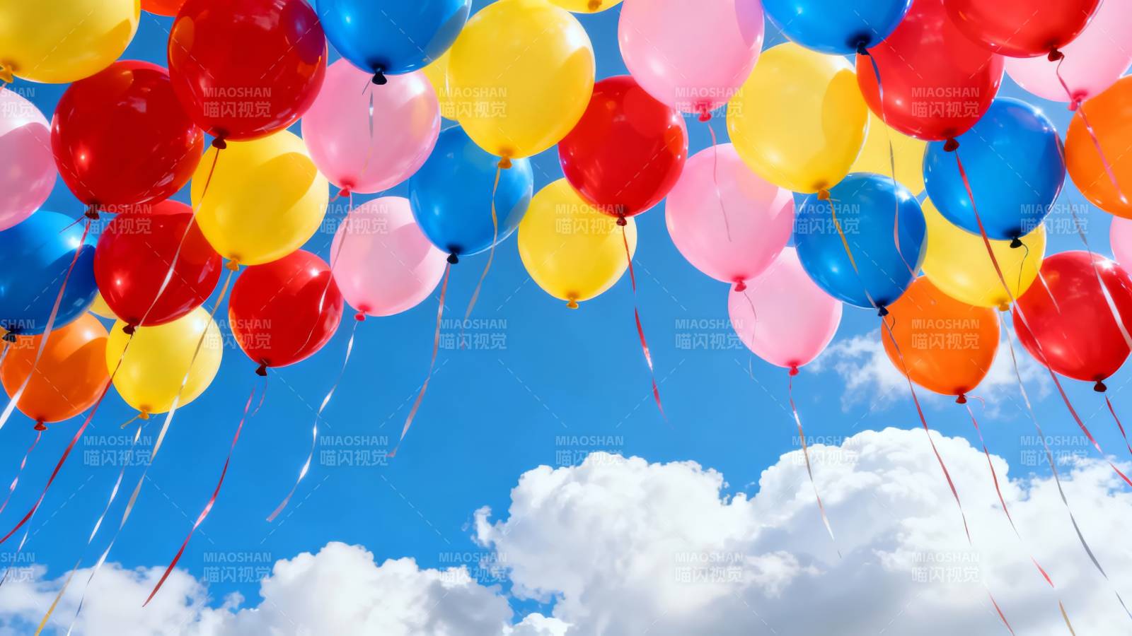 彩球飞舞迎蓝天图片