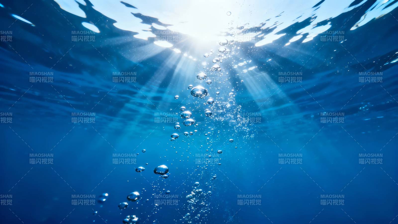 水下光柱与气泡升腾图片