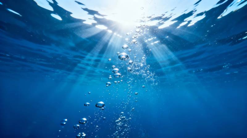 水下光柱与气泡升腾图片