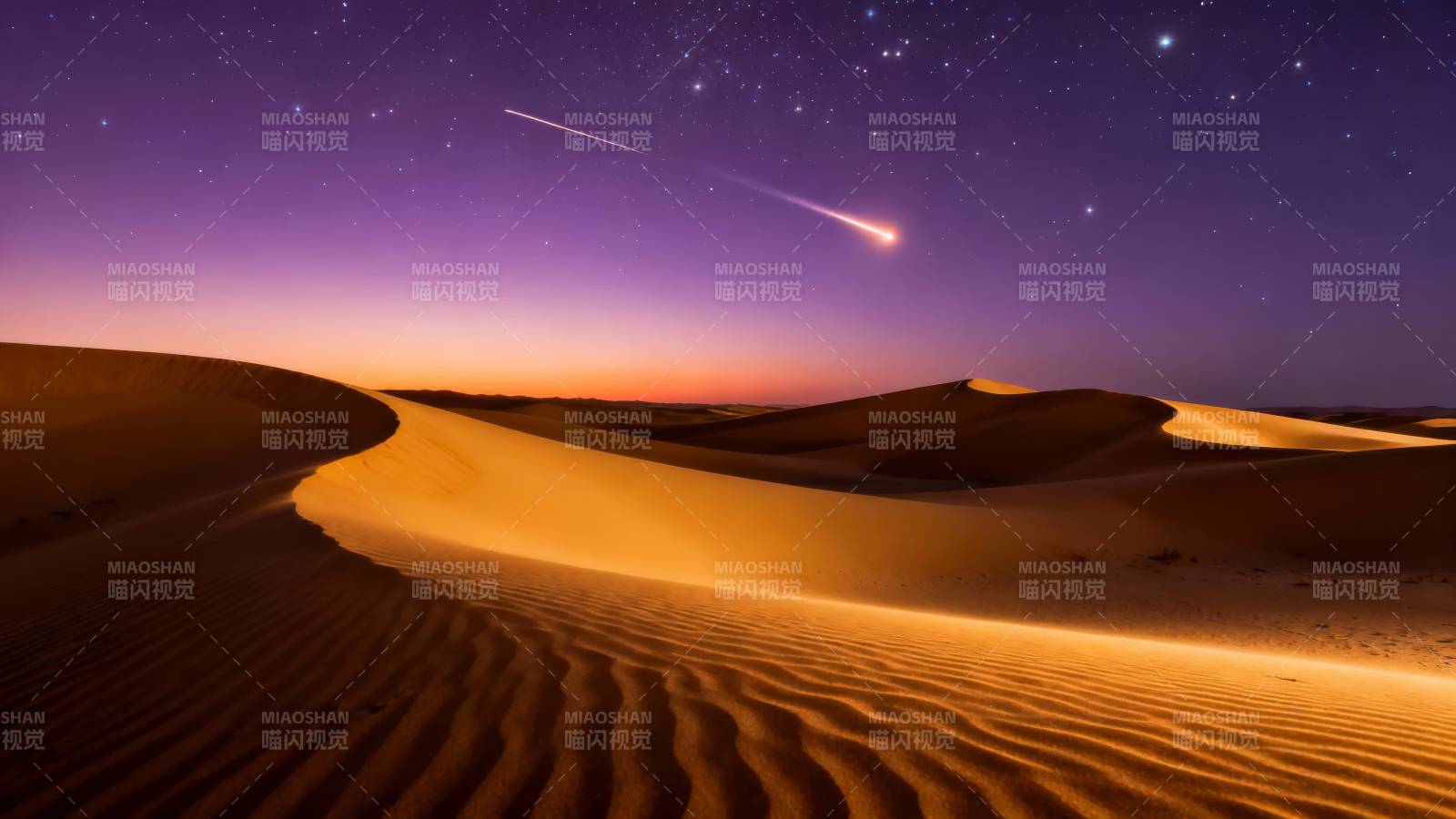 沙漠流星夜 星轨划紫天图片
