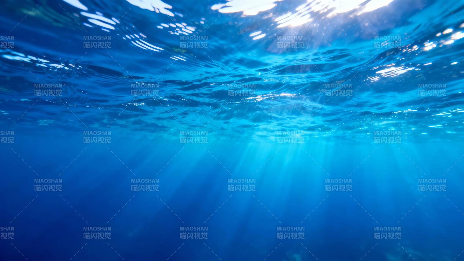 海底阳光穿透蓝水世界图片