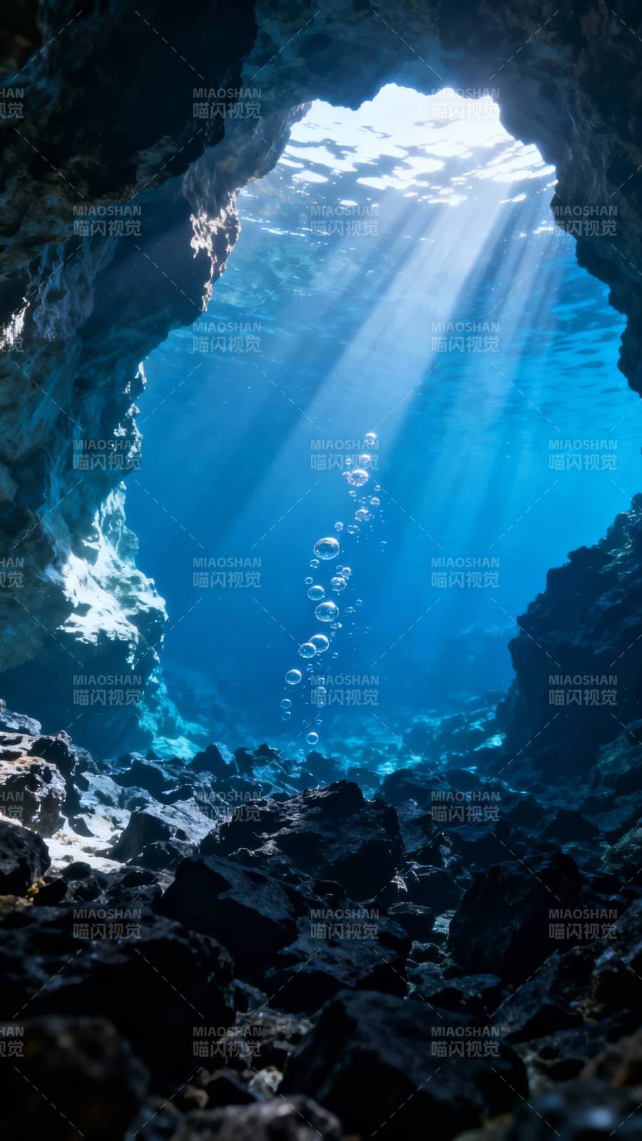 海底洞穴 光之隧道图片