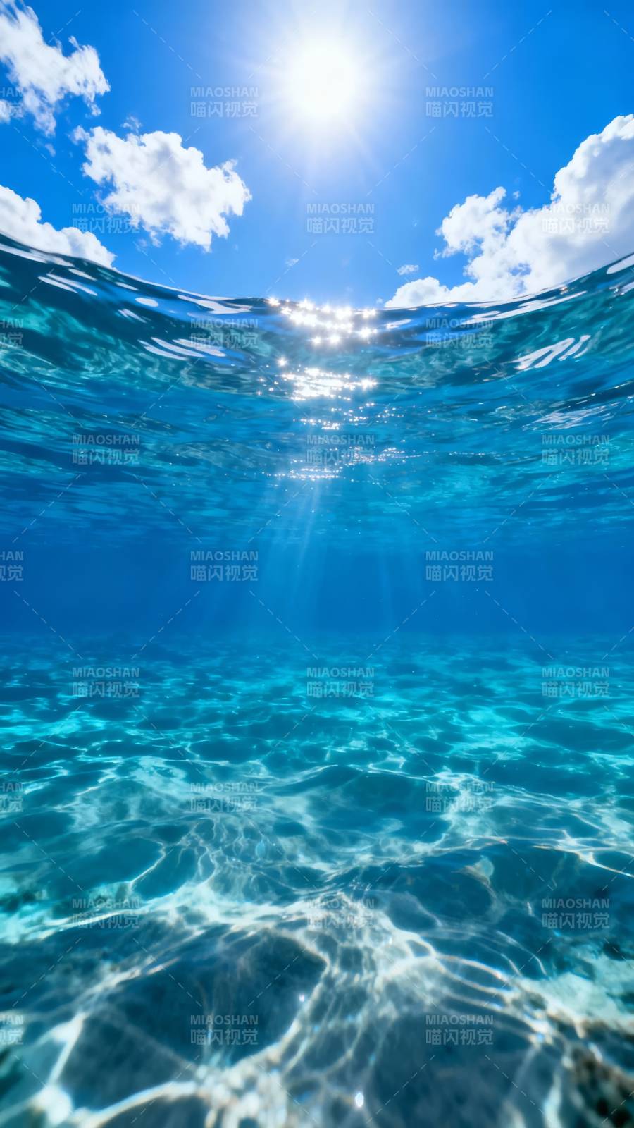 阳光穿透碧海 水下光影如梦图片